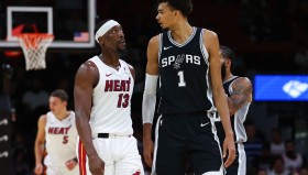 勇士传来噩耗！巴特勒训练中扭伤脚踝，金州的半壁江山变了！